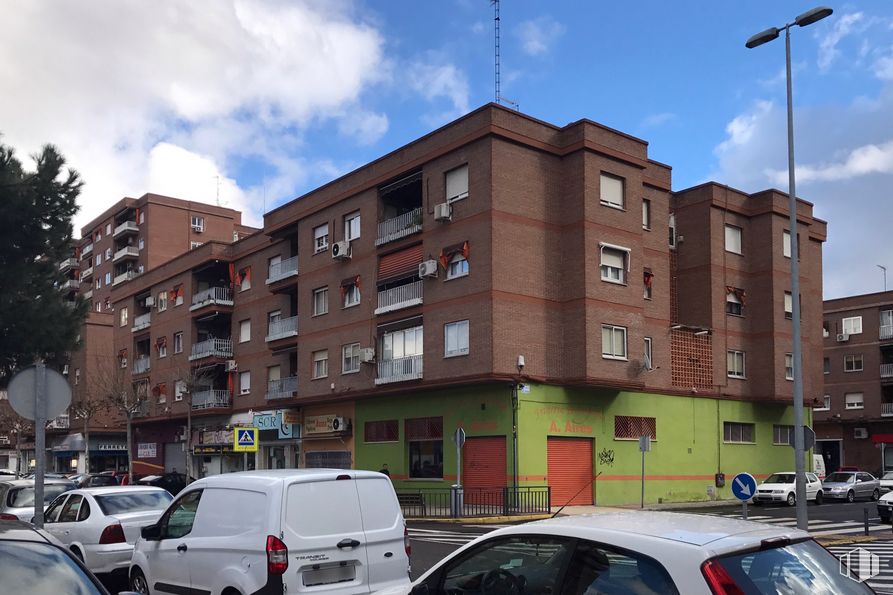 Retail for sale at Calle Antonio Machado, 1, Talavera de la Reina, Toledo, 45600 with car, van, building, cloud, automotive parking light, sky, land vehicle, vehicle, vehicle registration plate and window around