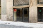 Retail for sale at Calle Reina, 12, Centro, Madrid, 28013 with door, window blind, building, fixture, road surface, shade, wood, brick, composite material and tints and shades around