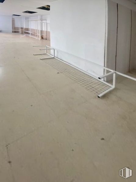 Local en alquiler en Calle Espada, Alcorcón, Madrid, 28921 con mueble, madera, accesorio, piso, suelo, material compuesto, suelo de baldosas, rectángulo, superficie de carretera y hormigón alrededor