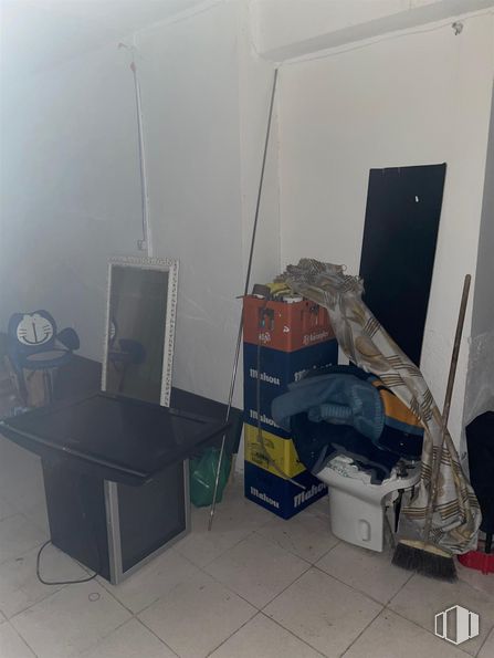 Local en alquiler en Barrio de la Concepción, Ciudad Lineal, Madrid, 28027 con mesa, productos envasados, equipaje y bolsos, caja de envío, suelos, suelo, madera, maletas y bolsas, madera dura y mochila alrededor