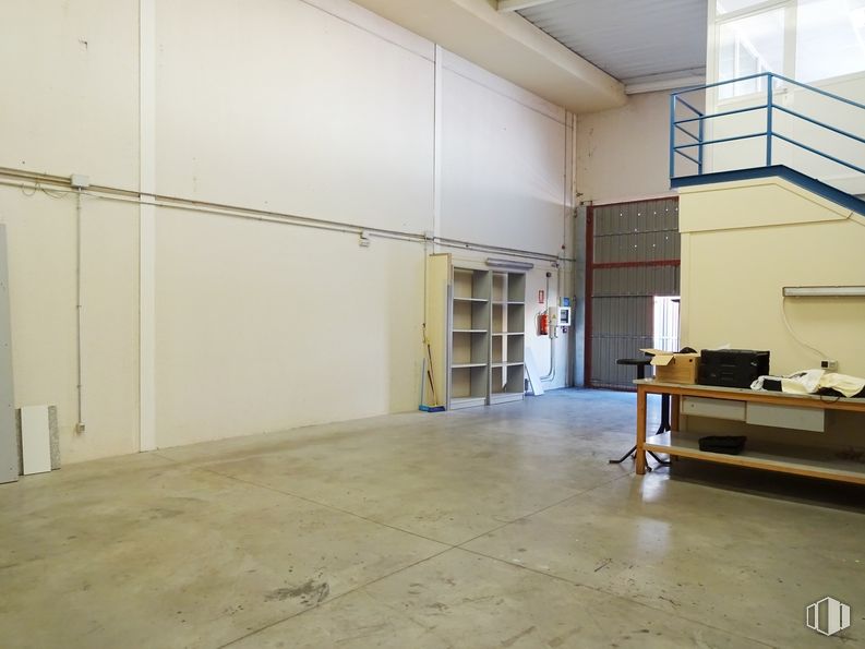 Nave en venta en Poligono Industrial la Carrehuela , Valdemoro, Madrid, 28341 con mesa, mueble, ventana, madera, diseño de interiores, pasillo, accesorio, pared, suelo y madera alrededor