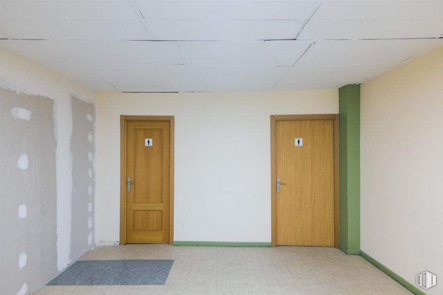 Retail for sale at Calle Río Ulla, Ciudad Lineal, Madrid, 28017 with door, fixture, wood, floor, flooring, line, paint, home door, wood stain and ceiling around