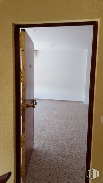 Oficina en alquiler en Avenida Constitución, Móstoles, Madrid, 28931 con espejo, edificio, accesorio, puerta, madera, casa, suelo, puerta de casa, suelos y madera dura alrededor