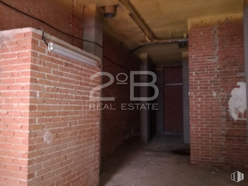 Retail for sale at Plaza Tres de Abril, 4, Azuqueca de Henares, Guadalajara, 19200 with building, brick, brickwork, wood, building material, font, composite material, fixture, gas and road around