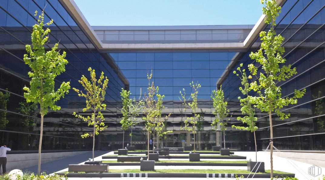 Office for rent at Complejo Aravaca Village, Camino Zarzuela, 19-21, Moncloa - Aravaca, Madrid, 28023 with building, sky, plant, shade, urban design, house, woody plant, facade, tree and real estate around