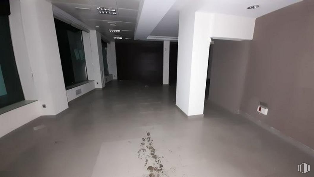 Local en venta en Calle Infanta Mercedes, Tetuán, Madrid, 28020 con propiedad, accesorio, interiorismo, suelo, suelos, hall, planta, espacio, material compuesto y techo alrededor