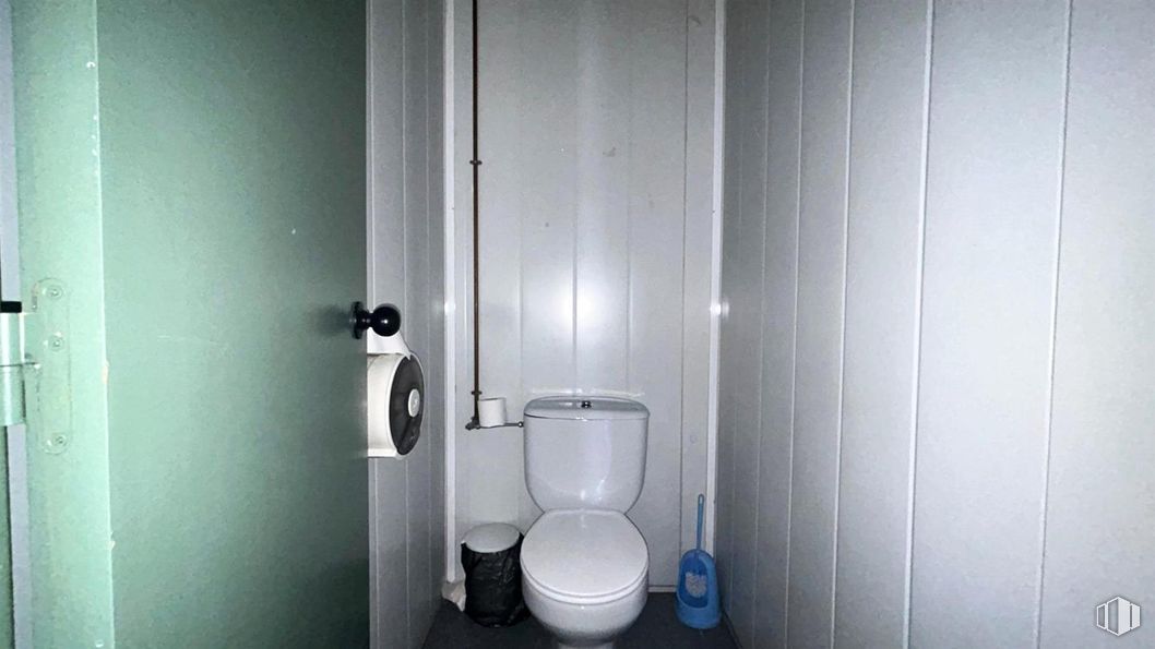 Industrial for sale at P.I. Urtinsa, Alcorcón, Madrid, 28923 with toilet, toilet paper, toilet seat, wall, plumbing fixture, bathroom, plumbing, grey, public toilet and tile around