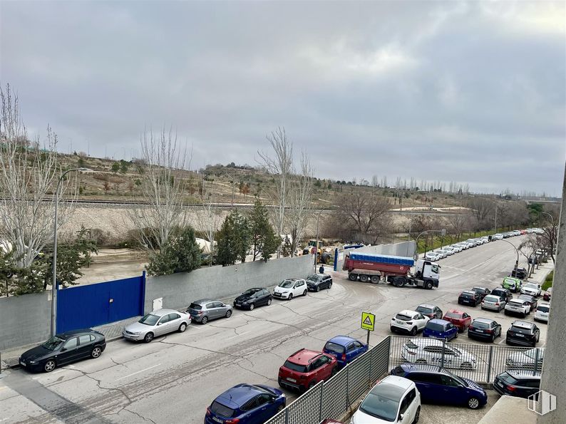 Oficina en alquiler en Edificio Indubuilding Goico, Calle Vía de los Poblados, 17, Hortaleza, Madrid, 28033 con coche, camión, vehículo terrestre, vehículo, modo de transporte, transporte, vehículo de motor, exterior del automóvil, luz de estacionamiento y iluminación del automóvil alrededor