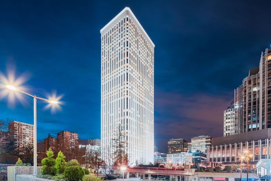 Oficina en alquiler en Torre Picasso, Plaza Pablo Ruiz Picasso, 1, Tetuán, Madrid, 28020 con edificio, luz de la calle, cielo, rascacielos, propiedad, nube, azur, azul, mundo, bloque de pisos y torre alrededor