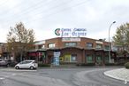 Retail for rent at Calle Azuela, 1, Collado Villalba, Madrid, 28400 with car, building, sky, wheel, cloud, property, automotive parking light, window, tire and vehicle around