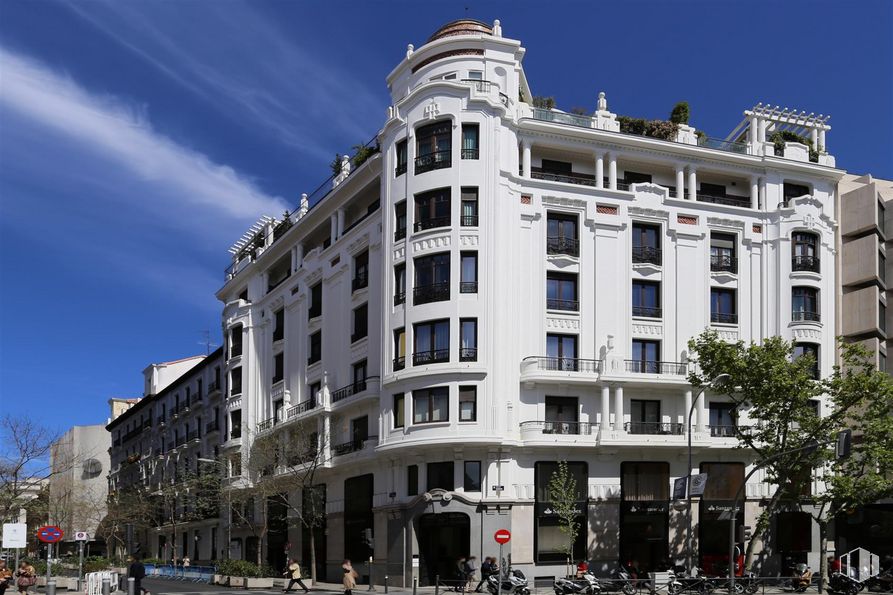 Oficina en alquiler en Calle Génova, 15, Chamberí, Madrid, 28004 con edificio, cielo, durante el día, nube, ventana, condominio, bloque de pisos, árbol, diseño urbano y zona residencial alrededor