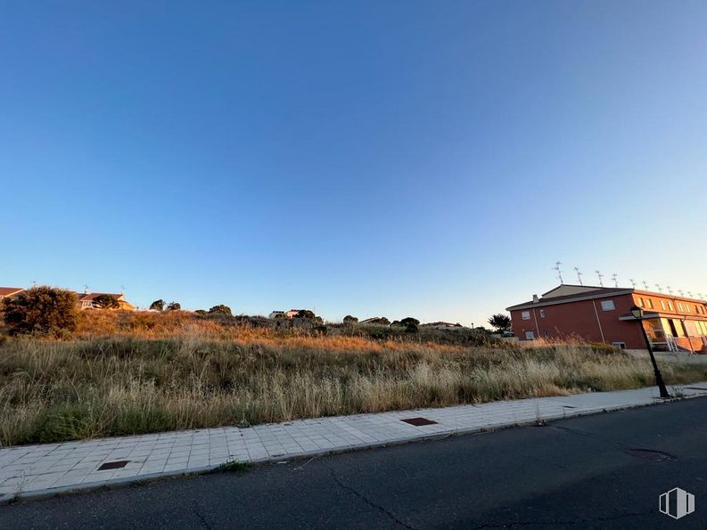 Land for sale at Calle Países Bajos, Ávila, 05004 with building, sky, plant, cloud, road surface, asphalt, natural landscape, land lot, thoroughfare and tar around