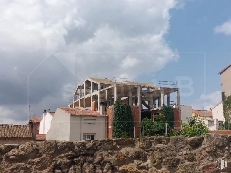 Land for sale at Zona Centro, El Barraco, Ávila, 05110 with building, house, sky, cloud, plant, facade, roof, city, soil and composite material around