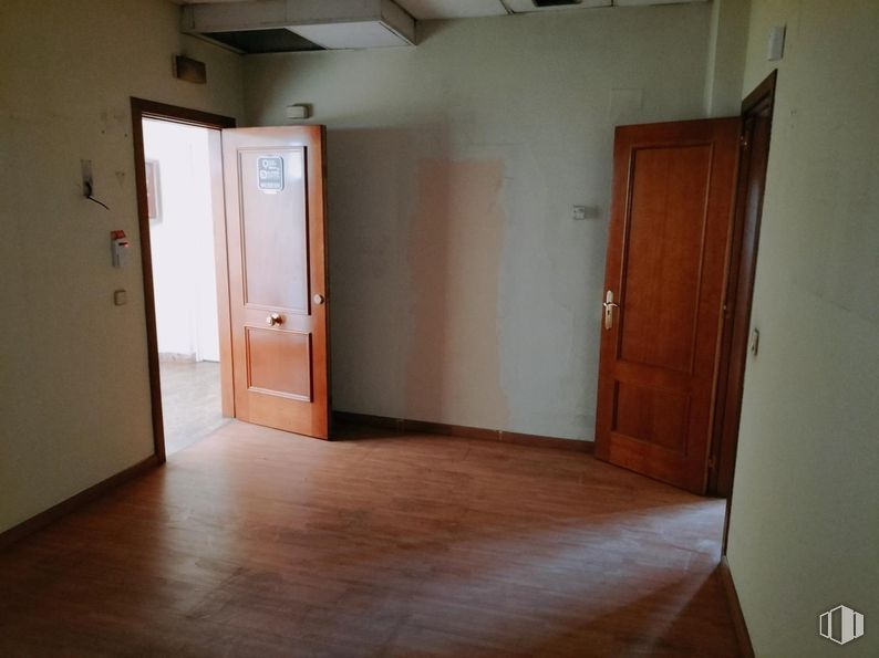 Office for sale at Edificio Alcocer 47, Calle Alcocer, 47, Villaverde, Madrid, 28041 with door, flooring, floor, wood, wood flooring, brown, laminate flooring, wood stain, hardwood and room around