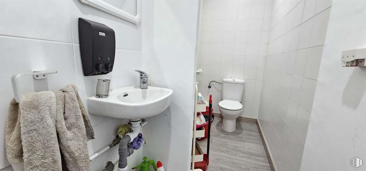 Retail for rent at Paseo Federico García Lorca, 1D, Toledo, 45007 with toilet, sink, towel, plumbing fixture, tap, bathroom sink, purple, bathroom, toilet seat and building around