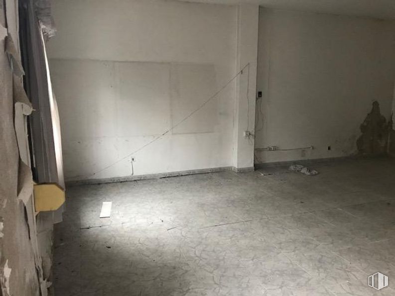 Retail for sale at Calle Juan de Austria, 6, Arenas de San Pedro, Ávila, 05400 with animal, wood, building, flooring, floor, house, tints and shades, hardwood, door and concrete around