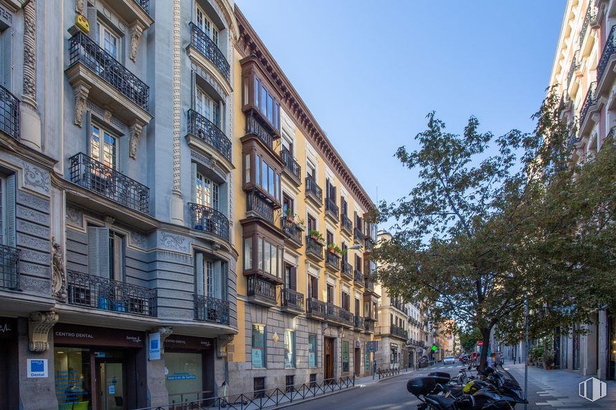 Local en venta en Chueca-Justicia, Centro, Madrid, 28004 con edificio, ventana, cielo, rueda, infraestructura, árbol, diseño urbano, vehículo, neumático y superficie de la carretera alrededor