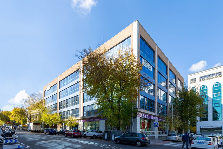 Oficina en alquiler en Calle Julián Camarillo, San Blas - Canillejas, Madrid, 28037 con coche, edificio, rueda, cielo, nube, día, propiedad, neumático, árbol y planta alrededor