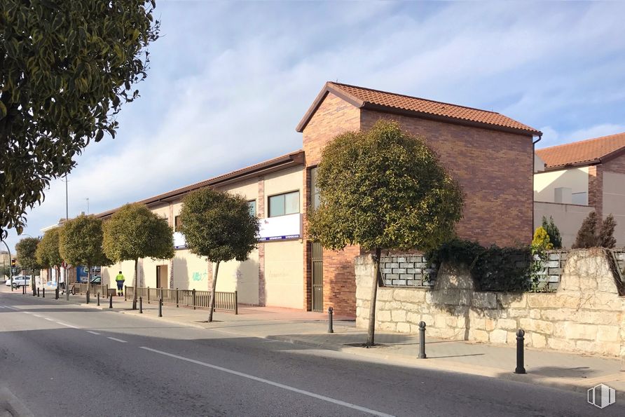 Local en alquiler en Carretera Fuentelsaz, 52, El Casar, Guadalajara, 19170 con casa, edificio, ventana, nube, cielo, planta, superficie de carretera, árbol, diseño urbano y sombra alrededor