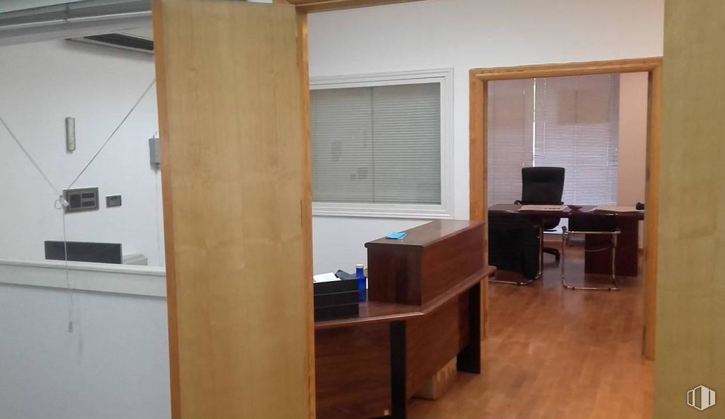 Retail for sale at Avenida Coronel Baeza, Toledo, 45004 with window blind, wardrobe, furniture, table, window, cabinetry, building, fixture, wood and flooring around