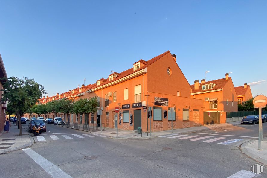 Local en venta en Calle Cuba, 38, San Martín de la Vega, Madrid, 28330 con edificio, cielo, ventana, asfalto, superficie de la carretera, árbol, diseño urbano, zona residencial, vehículo y fachada alrededor