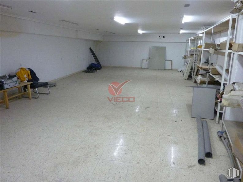 Local en alquiler en Calle Julio Larrañaga, Cuenca, 16004 con mesa, mueble, equipaje y bolsos, suelo, piso, asfalto, material compuesto, gas, hormigón y techo alrededor