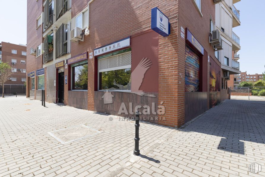 Retail for sale at Calle Píop Baroja, Alcalá de Henares, Madrid, 28806 with building, window, brickwork, road surface, brick, urban design, asphalt, neighbourhood, sidewalk and road around