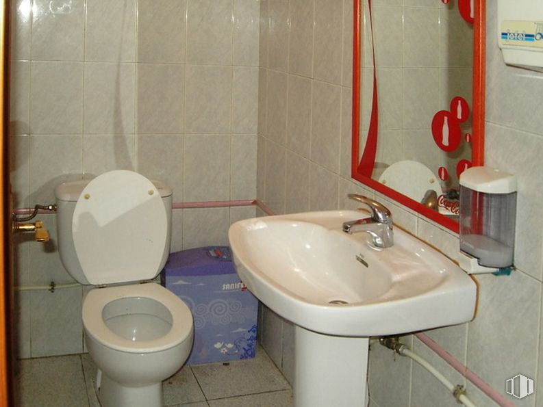 Retail for sale at Carretera Burgohondo, Ávila, 05002 with toilet, sink, mirror, plumbing fixture, property, photograph, tap, bathroom sink, toilet seat and white around