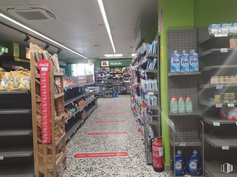 Retail for rent at Calle Escalona, La Latina, Madrid, 28024 with packaged goods, shelf, convenience store, customer, shelving, retail, building, trade, publication and gas around