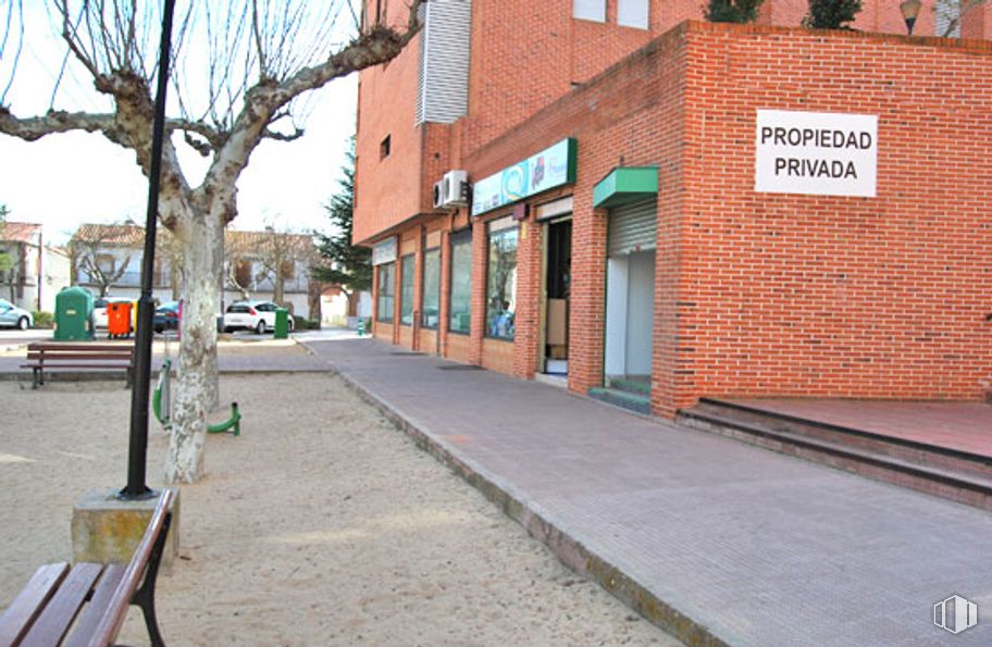 Retail for sale at Calle de los Plátanos, 2, Arévalo, Ávila, 05200 with bench, building, window, sky, infrastructure, road surface, architecture, tree, sidewalk and brick around