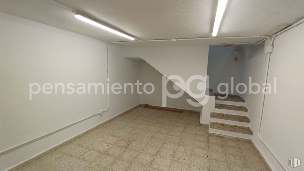 Retail for rent at Calle Olid, 5, Chamberí, Madrid, 28010 with light fixture, lighting, floor, flooring, basement, hall and plaster around