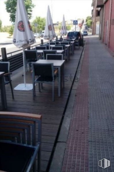 Retail for sale at Avenida Juan Carlos I, Villanueva del Pardillo, Madrid, 28229 with furniture, chair, table, flag, road surface, vehicle, wood, plant, flooring and asphalt around