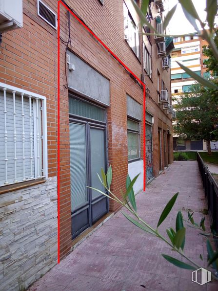 Local en venta en Calle Azorín, 11, Móstoles, Madrid, 28935 con edificio, ventana, puerta, planta, superficie de la carretera, accesorio, ladrillo, árbol, madera y albañilería alrededor