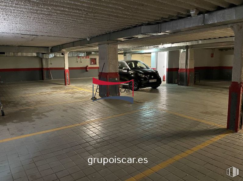 Oficina en venta en Calle Miguel Fleta, 8, San Blas - Canillejas, Madrid, 28037 con coche, mueble, mesa, luz de estacionamiento automotriz, vehículo, neumático, iluminación automotriz, neumático automotriz, vehículo motorizado y diseño automotriz alrededor