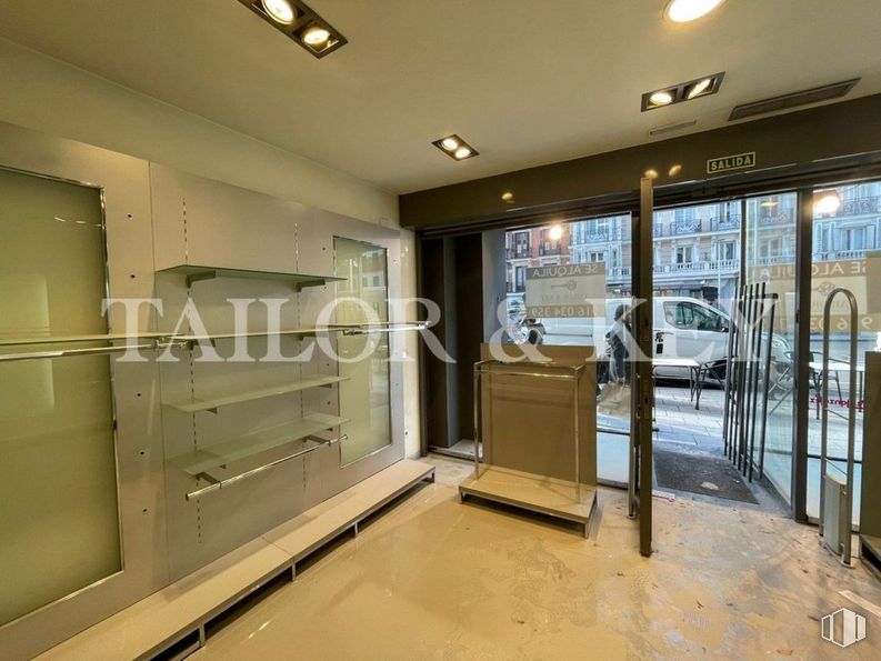 Local en alquiler en Calle Fuencarral, Chamberí, Madrid, 28010 con ebanistería, edificio, accesorio, puerta, interiorismo, suelos, suelo, ventana, techo y exterior del automóvil alrededor