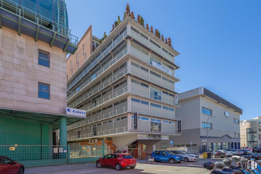 Office for rent at Calle Manuel Tovar, Fuencarral - El Pardo, Madrid, 28034 with car, building, wheel, tire, sky, vehicle, window, urban design, tower block and condominium around