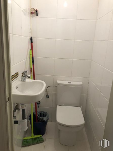 Retail for sale & for rent at Calle Enrique Larreta, 1, Ávila, 05001 with toilet, sink, bathroom, purple, black, fixture, plumbing fixture, building, tap and floor around