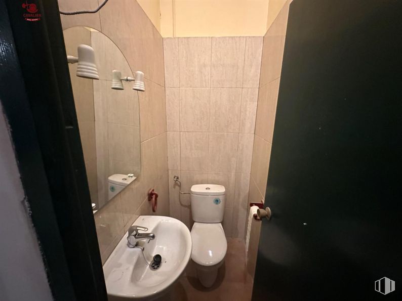 Retail for sale at Zona Argüelles, Moncloa - Aravaca, Madrid, 28008 with toilet, sink, tap, plumbing fixture, flooring, floor, bathroom sink, bathroom, room and plumbing around