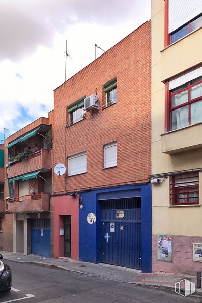 Local en venta en Calle Sierra de Alcaraz, 31, Puente de Vallecas, Madrid, 28053 con ventana, edificio, cielo, nube, accesorio, infraestructura, puerta, arquitectura, ladrillo y albañilería alrededor