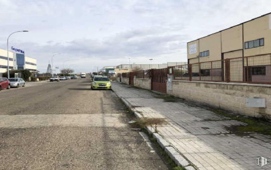 Industrial for sale at Calle Insula de Barataria, Toledo, 45006 with sky, cloud, building, street light, asphalt, road surface, vehicle, car, wheel and urban design around