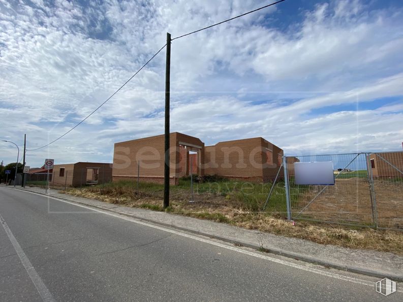 Land for sale at Zona Centro, Novés, Toledo, 45519 with building, lighting, cloud, sky, plant, road surface, asphalt, land lot, electricity and landscape around