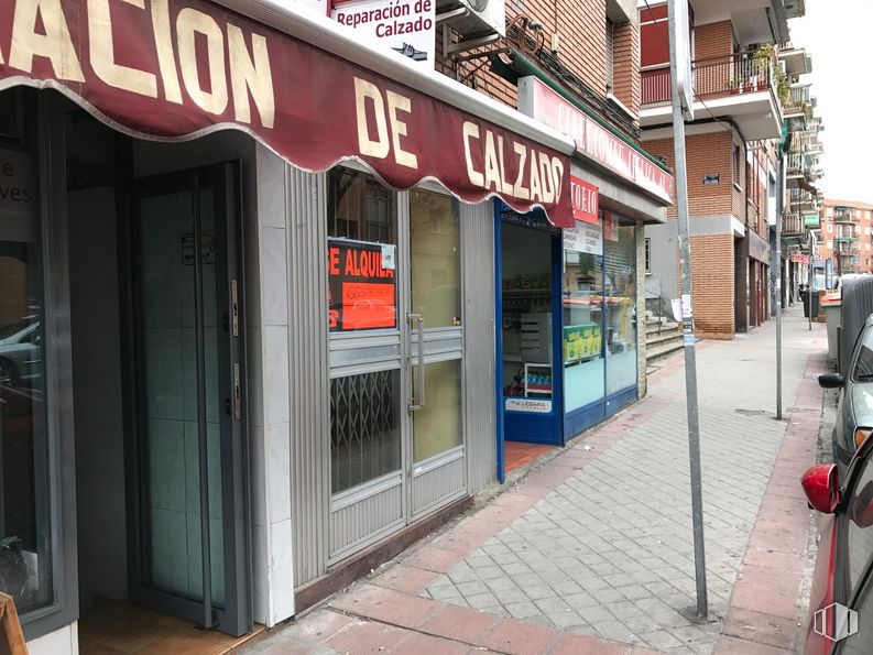 Local en venta en Calle Galiana, 14, La Latina, Madrid, 28011 con puerta, edificio, ventana, accesorio, fachada, acera, vehículo, venta minorista, placa de matrícula del vehículo y ciudad alrededor