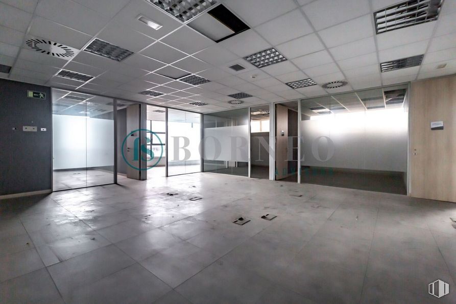 Industrial for rent at Edificio Novosur, Avenida Rosales, 42, Villaverde, Madrid, 28041 with door, building, fixture, interior design, floor, flooring, glass, ceiling, hall, art and space around