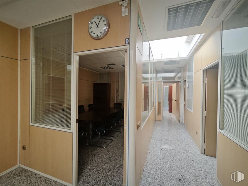 Retail for rent at Calle Mieses, 5, Majadahonda, Madrid, 28220 with clock, fixture, building, door, hall, interior design, flooring, floor, house and chair around