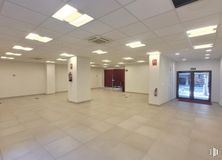 Retail for rent at Avenida de Brasil, Tetuán, Madrid, 28020 with light fixture, lighting, fixture, floor, flooring, line, building, hall, ceiling and event around