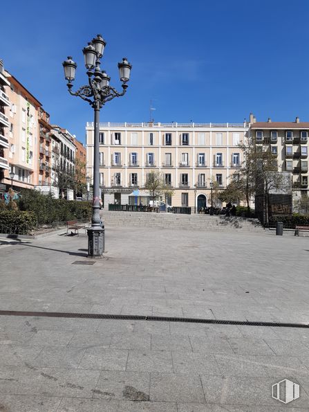 Retail for sale at Plaza Pedro Zerolo, 5, Centro, Madrid, 28004 with building, lighting, sky, window, road surface, urban design, public space, residential area, plant and facade around