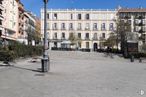 Retail for sale at Plaza Pedro Zerolo, 5, Centro, Madrid, 28004 with building, lighting, sky, window, road surface, urban design, public space, residential area, plant and facade around