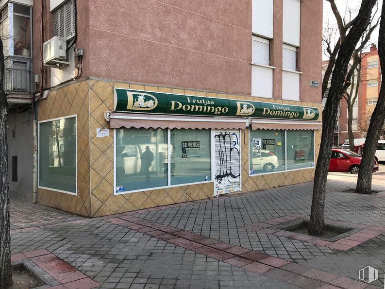 Local en alquiler y venta en Camino Viejo de Leganés, Carabanchel, Madrid, 28025 con edificio, coche, ventana, superficie de la carretera, fachada, casa, ciudad, carretera, acera y neumático alrededor