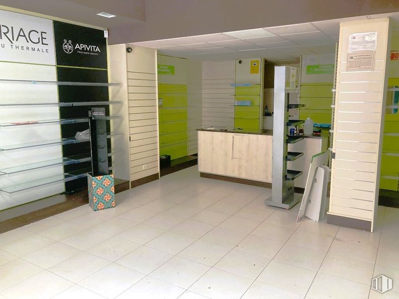 Retail for rent at Avenida Libertad, Alcorcón, Madrid, 28925 with cabinetry, building, fixture, flooring, floor, door, ceiling, room, house and event around