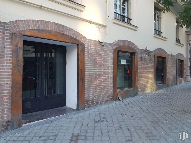 Local en venta en Calle Guzmán El Bueno, 116, Chamberí, Madrid, 28003 con puerta, ventana, edificio, accesorio, superficie de carretera, albañilería, madera, ladrillo, suelo y fachada alrededor